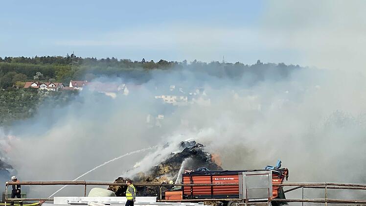 Die Feuerwehr ließ die Ballen kontrolliert abbrennen.