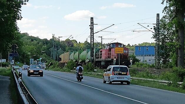 Bislang verhinderten die Bahngleise die Verbreiterung der B 4 im Weichengereuth. Nun würde die Bahn Gelände abgeben - aber die Mehrheit im Stadtrat will keinen vierstreifigen Ausbau der Straße. Foto: Simone Bastian
