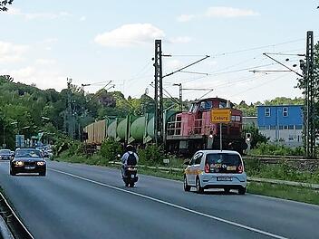 Bislang verhinderten die Bahngleise die Verbreiterung der B&nbsp;4 im Weichengereuth. Nun w&uuml;rde die Bahn Gel&auml;nde abgeben - aber die Mehrheit im Stadtrat will keinen vierstreifigen Ausbau der Stra&szlig;e. Foto: Simone Bastian