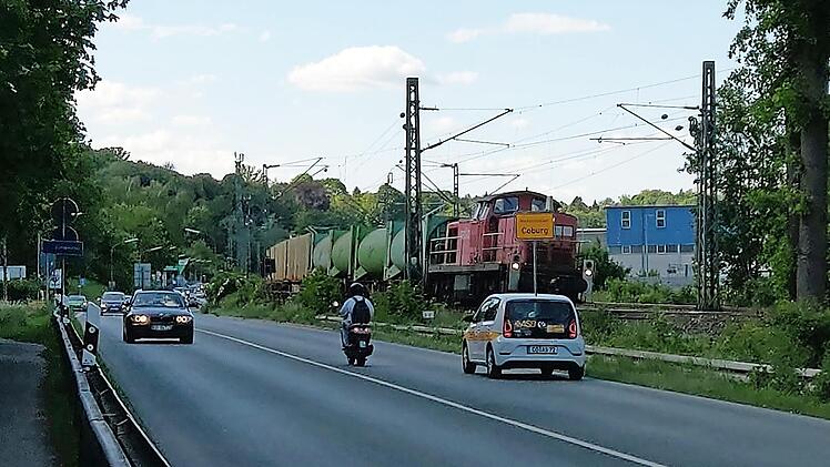 Bislang verhinderten die Bahngleise die Verbreiterung der B 4 im Weichengereuth. Nun würde die Bahn Gelände abgeben - aber die Mehrheit im Stadtrat will keinen vierstreifigen Ausbau der Straße. Foto: Simone Bastian