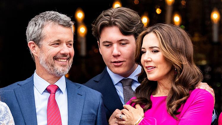 Seit Januar 2024 sitzen König Frederik (links) und Königin Mary auf dem dänischen Thron. Ihr erstgeborener Sohn, Kronprinz Christian, wird ihnen eines Tages nachfolgen.