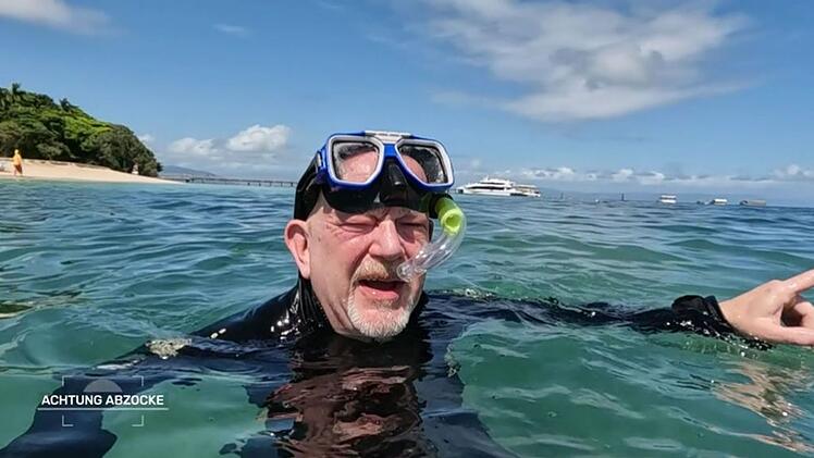 Peter Giesel ist fassungslos: Eigentlich hatte er eine Schnorcheltour am Great Barrier Reef gebucht. Doch ihn erwartet stattdessen ein "versandeter Fu&szlig;ballplatz unter Wasser".