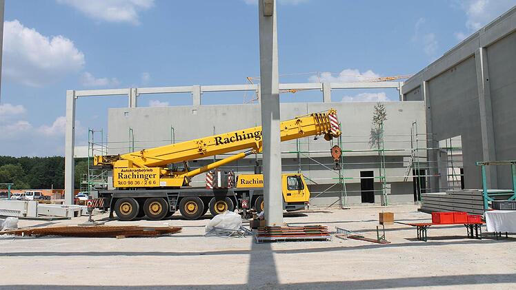 Gebaut wird mit Beton-Fertigteilen. Foto: Martin Kreklau