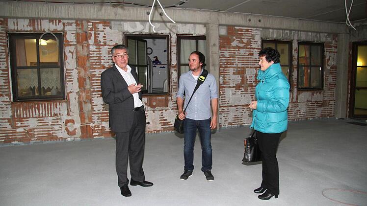 Der frühere Awo-Kreisgeschäftsführer Oskar Schmidt, Bauleiter Timo Simon vom Architekturbüro Drenske und Awo-Kreisvorsitzende MdL Inge Aures (von links) auf der Baustelle Foto: Sonny Adam