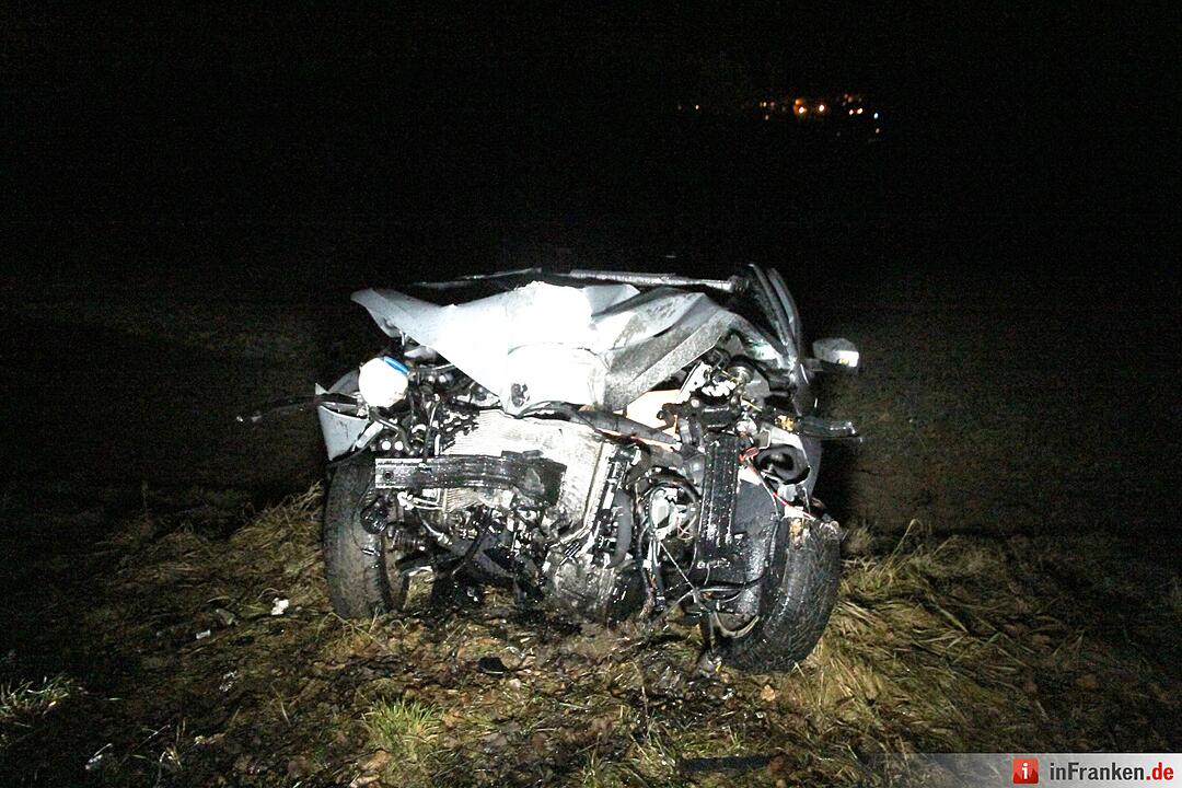 Auto prallt bei Haig gegen Baum: Vater und zwölfjähriger Sohn schwer verletzt