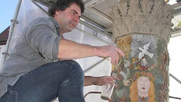 Uwe Franke beim Restaurieren der Säule des Zinsfelder Brunnens in Kulmbach. Franke, der erst im vergangenen Jahr den Denkmalpflegepreis der Oberfrankenstiftung erhalten hat, möchte gerne das Amt eines Kreisheimatpflegers übernehmen. Foto: Sonny Adam