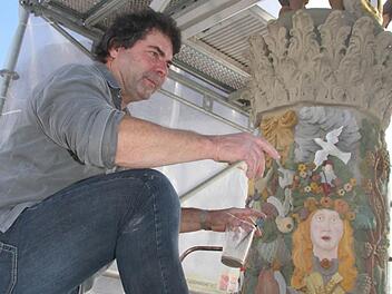 Uwe Franke beim Restaurieren der Säule des Zinsfelder Brunnens in Kulmbach. Franke, der erst im vergangenen Jahr den Denkmalpflegepreis der Oberfrankenstiftung erhalten hat, möchte gerne das Amt eines Kreisheimatpflegers übernehmen. Foto: Sonny Adam
