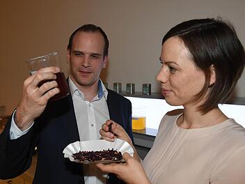 Martin A. Wedel (34) und Anne Wedel-Klein (33) im firmeneigenen Labor, wo neue Kräutertee-Mischungen ausprobiert werden Fotos: Ronald Rinklef