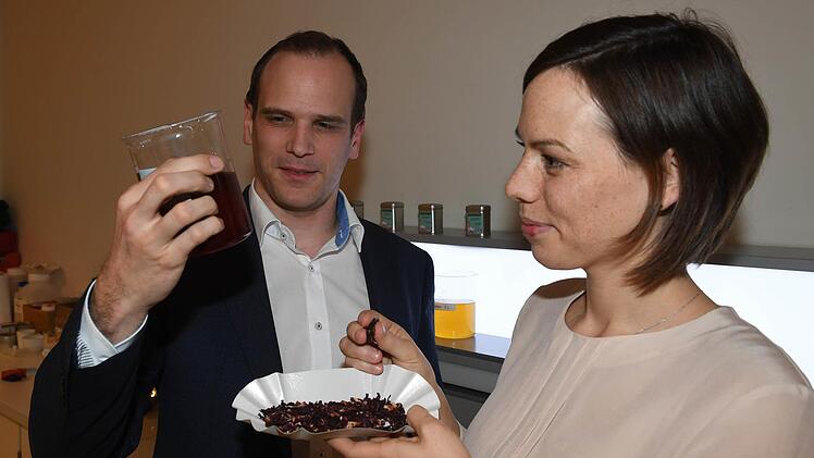 Martin A. Wedel (34) und Anne Wedel-Klein (33) im firmeneigenen Labor, wo neue Kräutertee-Mischungen ausprobiert werden Fotos: Ronald Rinklef