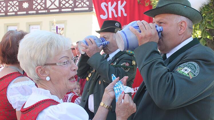 Beim kleinen Festakt vor dem Rathaus schenkten die Schützen an ihre Gäste erfrischende Getränke aus. Foto: Matthias Einwag