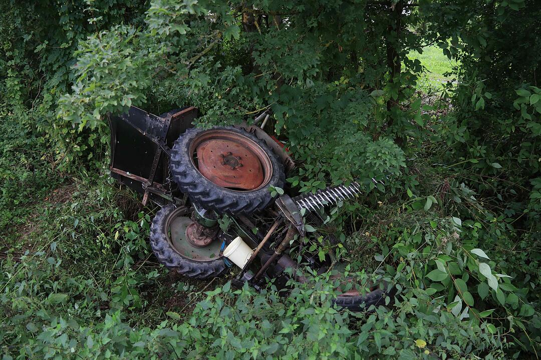 Schlüsselfeld: Traktor stürzt in Graben