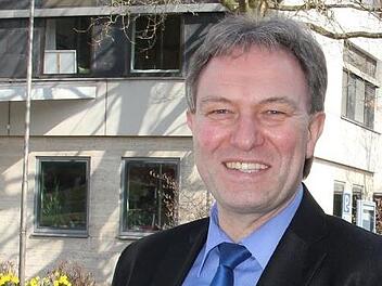 Klaus Löffler vor dem Landratsamt in Kronach. Foto: Archiv/Veronika Schadeck