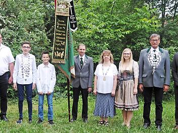 Die Schützenkönige mit Vorsitzendem Volkmar Bürger (links), Fahnenträger Markus Dehler und Schützenmeister Klaus Grasser (rechts)  Foto: Helmut Vogler