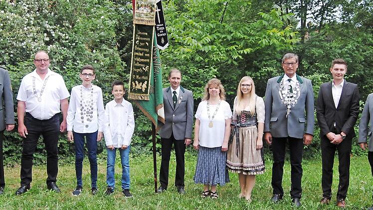 Die Schützenkönige mit Vorsitzendem Volkmar Bürger (links), Fahnenträger Markus Dehler und Schützenmeister Klaus Grasser (rechts)  Foto: Helmut Vogler