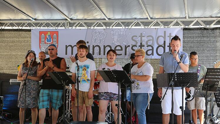 Die Rockband Maria Bildhausen spiele  am Samstag am Stenyer Platz.  Foto: Thomas Malz