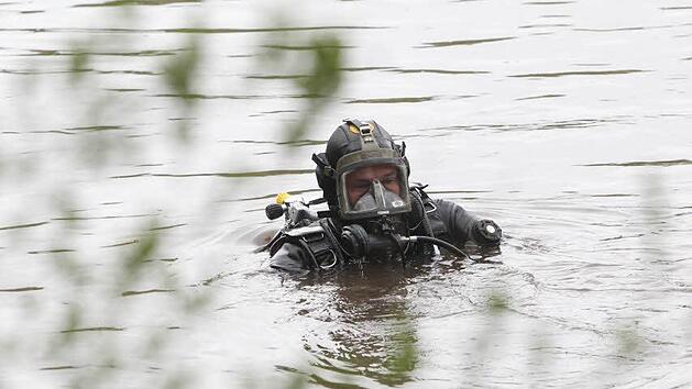In Unterfranken hat ein Gro&szlig;aufgebot nach einem vermissten Schwimmer im Main gesucht. Der Mann konnte aber nur tot geboren werden. Symbolfoto: Sebastian Willnow/dpa