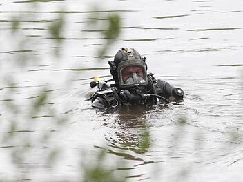 In Unterfranken hat ein Gro&szlig;aufgebot nach einem vermissten Schwimmer im Main gesucht. Der Mann konnte aber nur tot geboren werden. Symbolfoto: Sebastian Willnow/dpa