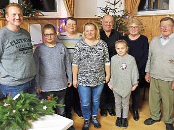 Die Züchter aus Fischbach ehrten ihre Meister (von links): Vorsitzender Markus Grosser, Lukas Grosser, Zweite Vorsitzende Astrid Grosser, Bianka Grosser, Werner Schmidt, Elly Büttner, Marianne Schmidt und Erwin Winterstein. Foto: Dieter Wolf