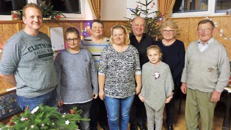 Die Züchter aus Fischbach ehrten ihre Meister (von links): Vorsitzender Markus Grosser, Lukas Grosser, Zweite Vorsitzende Astrid Grosser, Bianka Grosser, Werner Schmidt, Elly Büttner, Marianne Schmidt und Erwin Winterstein. Foto: Dieter Wolf