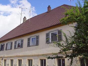 Neben der Errichtung einer neuen Fahrzeughalle für die örtliche Feuerwehr im hinteren Bereich des Grundstücks ist es das gemeinsame Bestreben von Gemeindeverwaltung und Döringstadtern, die ehemalige Gaststätte "Zur Jägersruh" zu einem Dorfgemeinschaftshaus umzubauen. Eine aktuelle Kostenschätzung dürfte dem Gemeinderat zur Septembersitzung vorliegen. Foto: Mario Deller