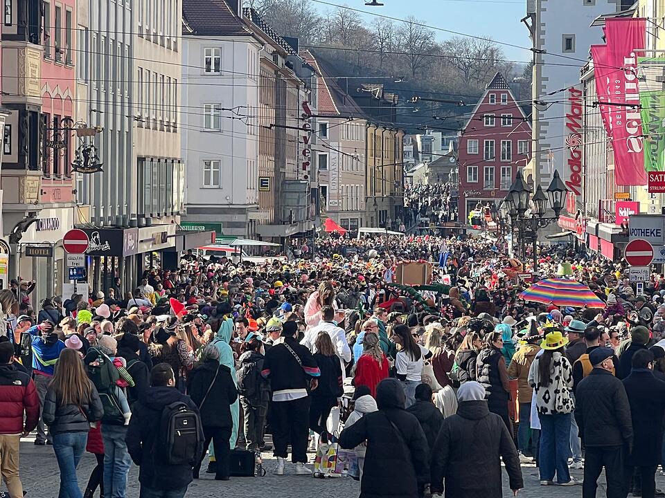 Bei Sonnenschein feierten rund 100.000 Menschen den Fasching.
