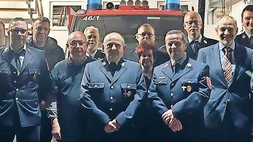 Die neue Feuerwehr-Führungsriege, von links: 1. Kommandant René Meußgeier, Veit Münch, Patrick Berger, Stephan Bayerlein, Gert Hühnlein, Joachim Käding, 1. Vorsitzender Reiner Schwarz, Tanja Schwarz; dahinter Stefan Krauß, weiter Markus Pistor, KB...