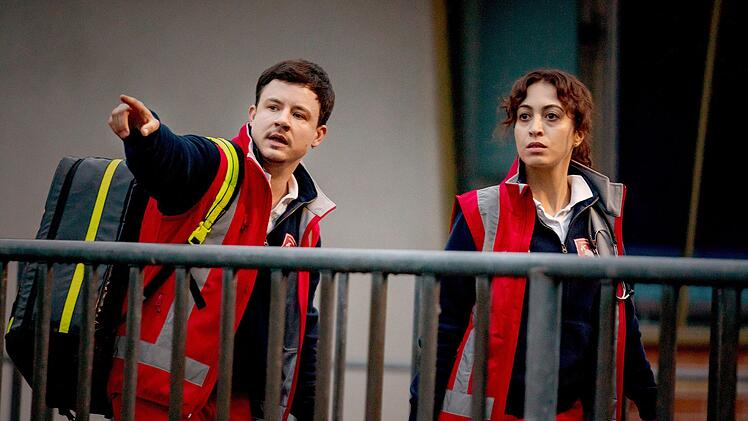 Nina (Sabrina Amiri) und ihr Kollege Paul (Paul Zichner) werden zum Neckar gerufen. Feiernde Jugendliche sind in den Fluss gesprungen, zwei von ihnen drohen zu ertrinken.