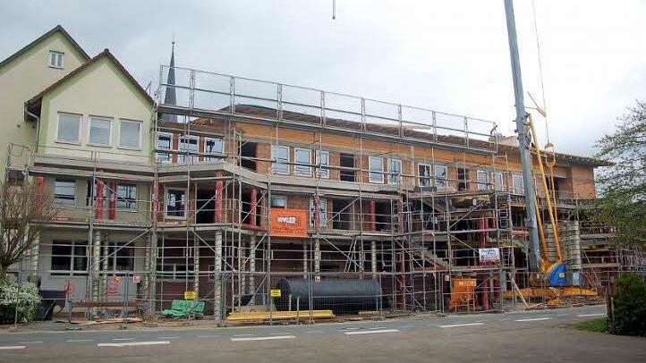 Nach längerer Bauzeit soll das Gebäude in der Coburger Straße 25 in Rossach im Sommer, spätestens im Herbst , fertig sein. Die Planungen betten ambulant betreute Wohngemeinschaften in einen Komplex mit Nahversorgung ein.  Foto: Gabi Arnold