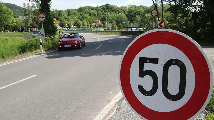 Weil die Situation gefährlich ist, hat das Landratsamt eine Geschwindigkeitsbegrenzung von 50 Stundenkilometer festgelegt.