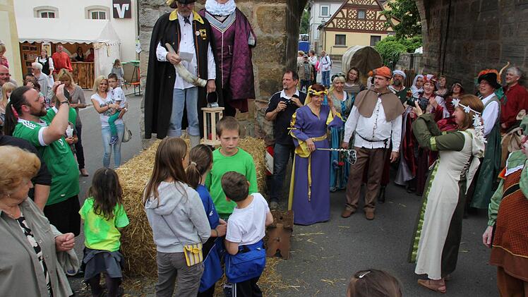 Türmer und Bürgermeister bestiegen zur Begrüßung einen Strohballen.
