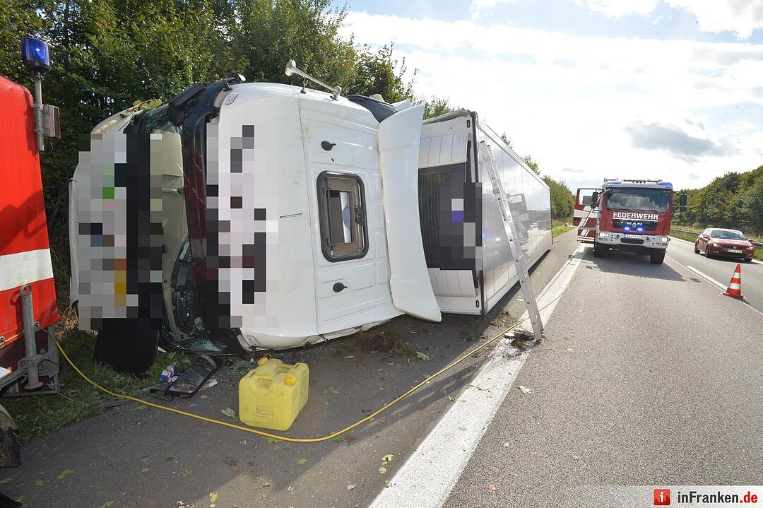 Unfall auf A73 bei Buttenheim: Lkw umgekippt