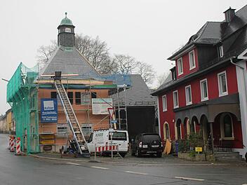 Etwa 150.000 Euro wendet der Markt Presseck unter anderem für die Sanierung des Alten Rathauses auf. Dach und Fenster waren in einem erbärmlichen Zustand, berichtete Bürgermeister Siegfried Beyer in der Bürgerversammlung. Foto: Klaus Klaschka