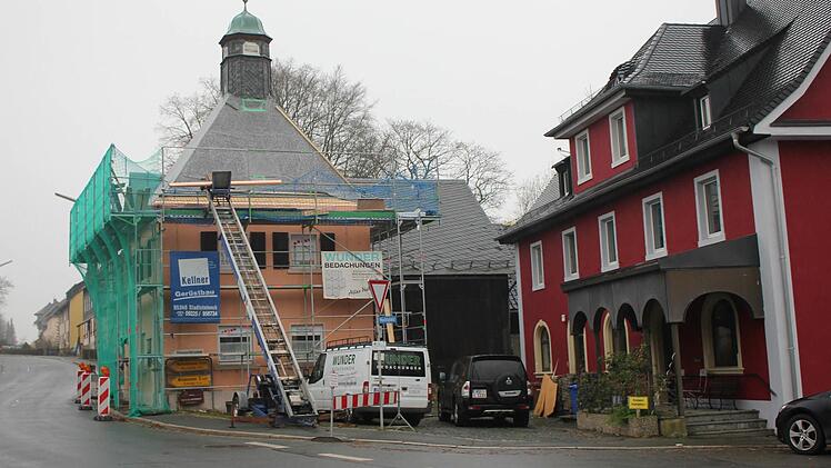 Etwa 150.000 Euro wendet der Markt Presseck unter anderem für die Sanierung des Alten Rathauses auf. Dach und Fenster waren in einem erbärmlichen Zustand, berichtete Bürgermeister Siegfried Beyer in der Bürgerversammlung. Foto: Klaus Klaschka