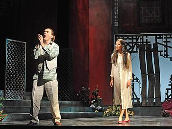 Léo Delibes "Lakmé" am Landestheater Coburg: Ana Cvetkovic-Stojnic in der Titelpartie und Milen Bozhkov als englischer Offizier Gérald.Foto: Andrea Kremper