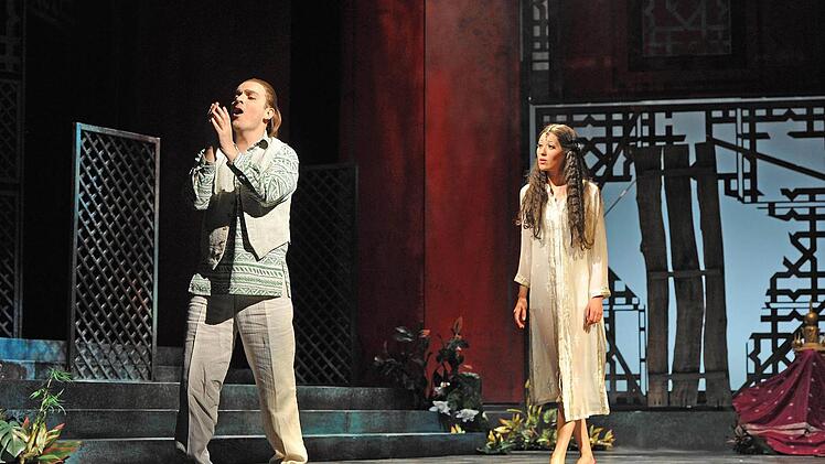 Léo Delibes "Lakmé" am Landestheater Coburg: Ana Cvetkovic-Stojnic in der Titelpartie und Milen Bozhkov als englischer Offizier Gérald.Foto: Andrea Kremper