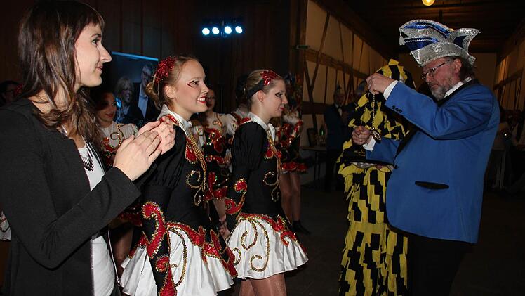 Demn Faschingsorden erhielten Daniela Burkard, Mona Lang und Sophia Sorg (von links) von Walter Ullrich verliehen.