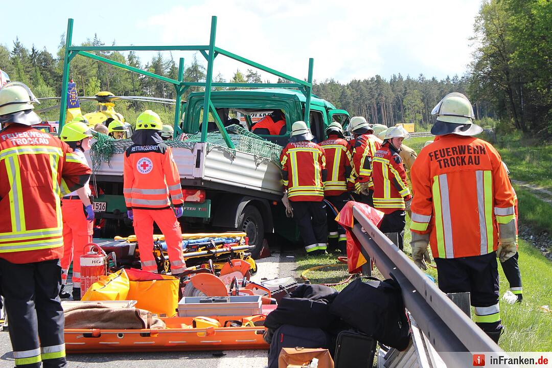 A9: Kleintransporter prallt gegen Heck eines Lkws – drei Menschen schwer verletzt