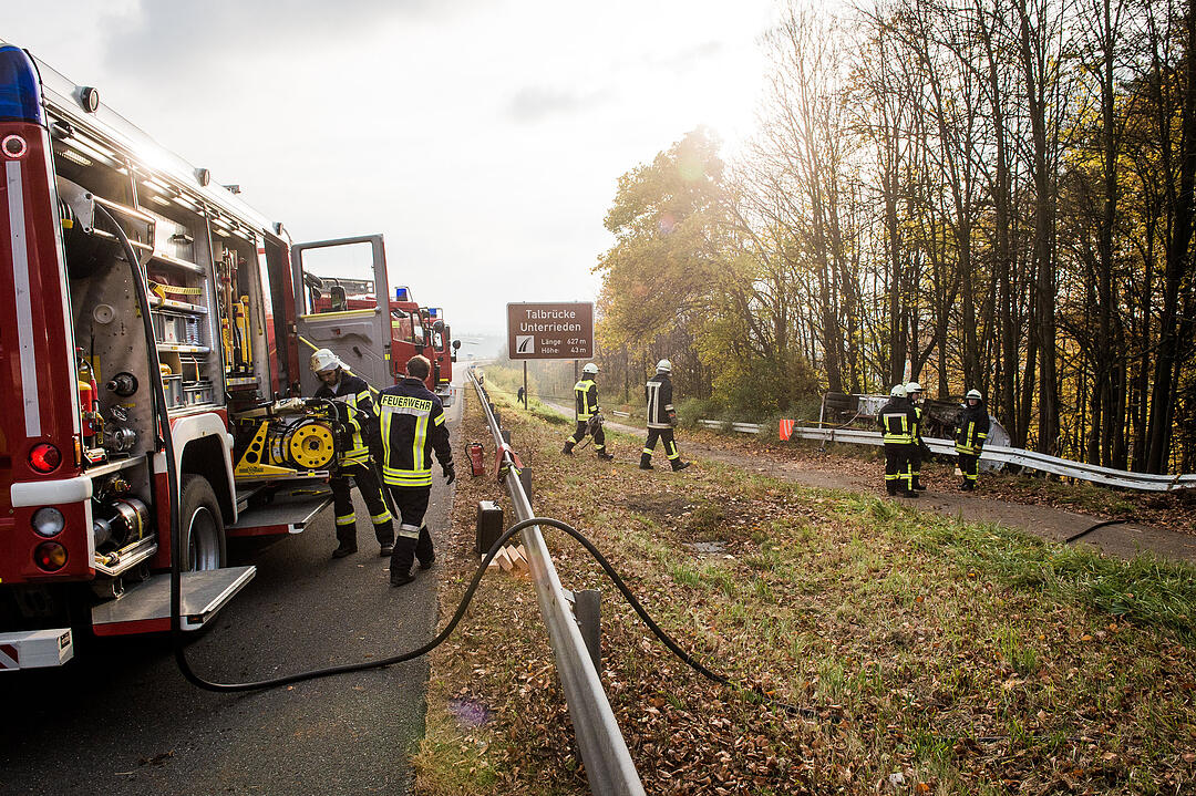 A6 bei Nürnberg: Transporter prallt in Baum - ein Toter