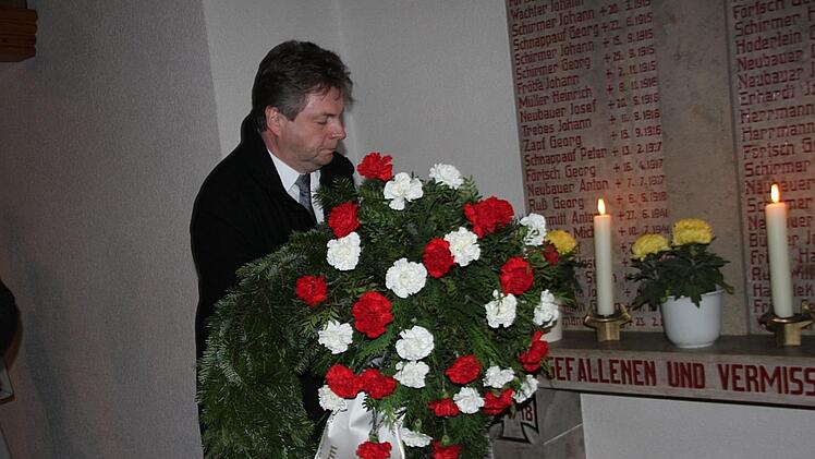 Gemeinderat Markus Löffler legte am Ehrenmal der gefallenen und vermissten Soldaten beider Weltkriege einen Kranz nieder. Foto: Veronika Schadeck