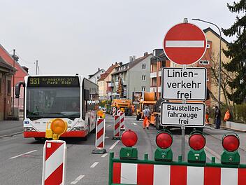 Seit 9. April ist die Zollnerstraße nun Sackgasse: Nur noch Linienbusse dürfen in beiden Richtungen die Baustelle passieren.   Für den restlichen Verkehr ist die Durchfahrt verboten. Foto: Ronald Rinklef