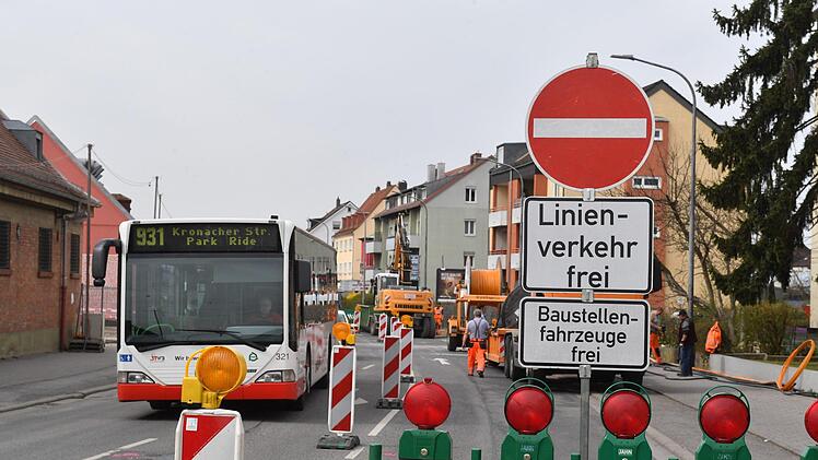 Seit 9. April ist die Zollnerstraße nun Sackgasse: Nur noch Linienbusse dürfen in beiden Richtungen die Baustelle passieren.   Für den restlichen Verkehr ist die Durchfahrt verboten. Foto: Ronald Rinklef