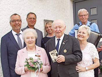 Adam Hagel, der das damals gefertigte Hochzeitsfoto zeigt, und seine Maria schlossen vor 65 Jahren den Bund fürs Leben.  Foto: Mario Deller