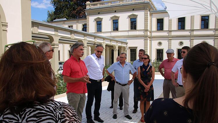Der Kreistag hat das neue Behördenzentrum besichtigt. Foto: Ralf Ruppert