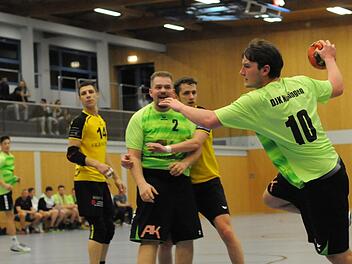 Dem Nüdlinger Jonathan Kaim (Nr. 2) steht der Optimismus ins Gesicht geschrieben unmittelbar vor dem Wurf seines Teamkollegen Kai Kunzmann im Spiel gegen Königsberg.ssp