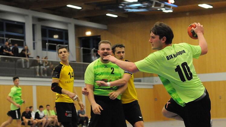 Dem Nüdlinger Jonathan Kaim (Nr. 2) steht der Optimismus ins Gesicht geschrieben unmittelbar vor dem Wurf seines Teamkollegen Kai Kunzmann im Spiel gegen Königsberg.ssp
