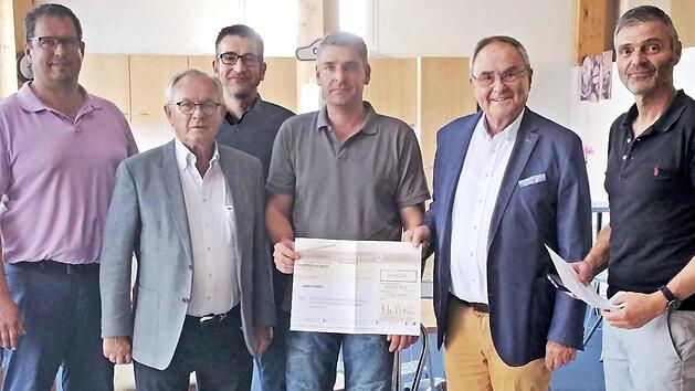 Die Stiftungsr&auml;te Wilhelm Polster (2. v. l.) und Klaus Teichmann (5. v. l.) haben die Spende an die Mitarbeiter der Laufer M&uuml;hle, G&uuml;nter M&uuml;nch (l.), Dominik Ullrich (3. v. l.), Marco Wechlser (4. v. l.) und Michael Thiem (6. v. l.) &uuml;bergeben. Foto: Laufer M&uuml;hle