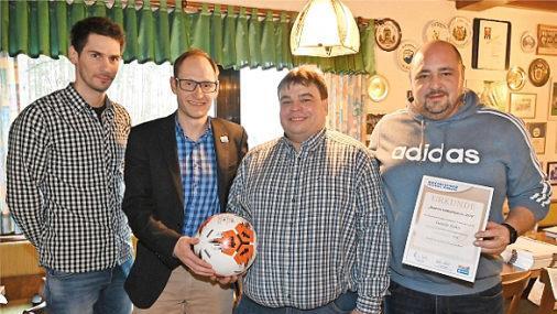 Der Kreis-Ehrenamtsbeauftragte des BFV, Bastian Büttner (Zweiter von links), überreichte eine Dankurkunde aus der Aktion "Bayerns Fußballfamilie" an FSV-Trainer André Türkis (rechts). Mit im Bild Vorsitzender Andreas Roth (3. von links) und Schriftführer Daniel Deuerling (links)