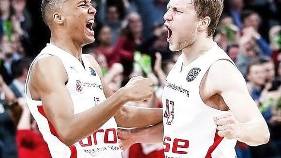 Louis Olinde (links) und Christian Sengfelder tauschen in der kommenden Woche das Trikot von Brose Bamberg mit dem der Nationalmannschaft. Foto: Daniel L&ouml;b