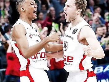 Louis Olinde (links) und Christian Sengfelder tauschen in der kommenden Woche das Trikot von Brose Bamberg mit dem der Nationalmannschaft. Foto: Daniel Löb