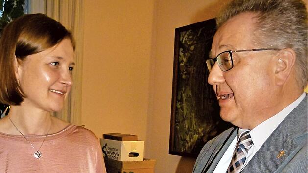 Pfarrer Peter Ahrens stellte Dana Kolenda als neue Chefin der Pflegedienstleitung vor. Foto: W. Rei&szlig;aus